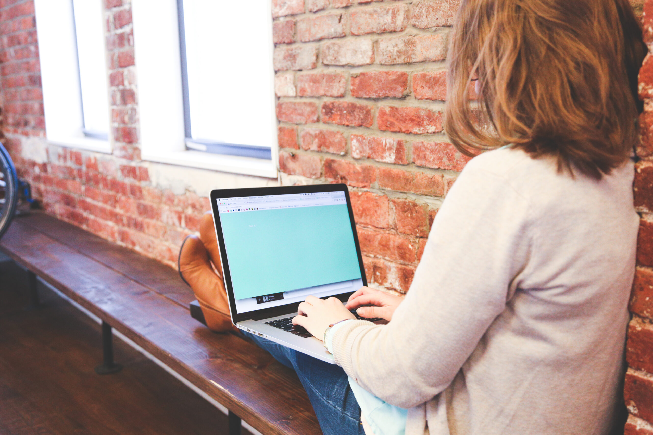 Wall-Mounted Desks 101: Ultimate Buying Guide for Home Offices