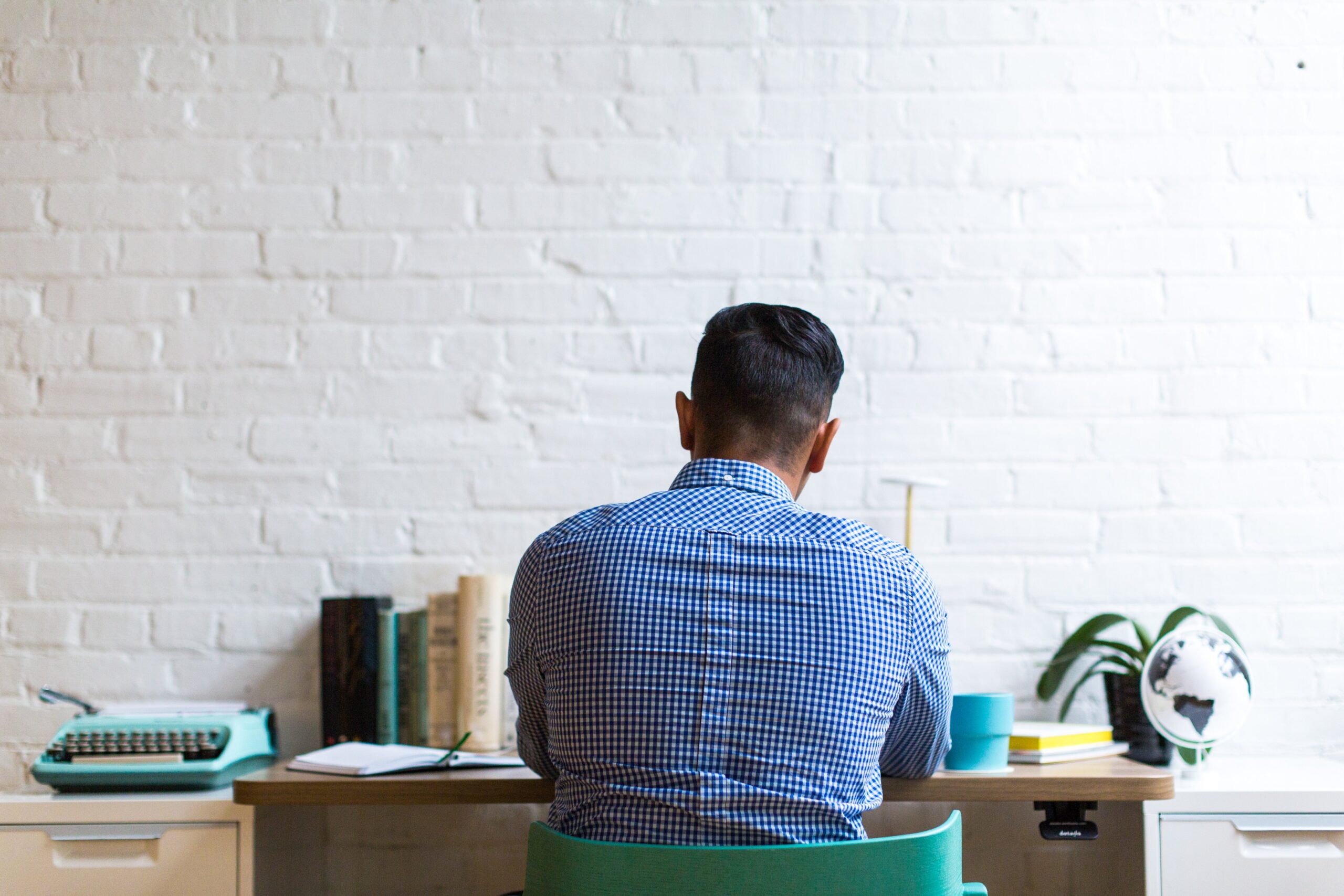Wall-Mounted Desks 101: Ultimate Buying Guide for Home Offices
